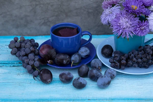 Bodegón Tonos Azules Hay Ramo Astros Azules Taza Cerca Hay —  Fotos de Stock