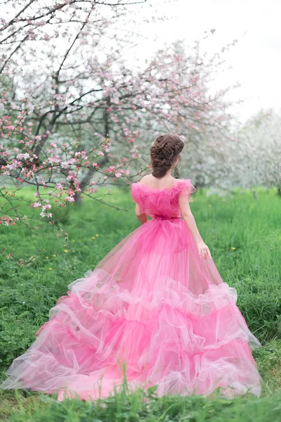 Una Bella Ragazza Con Capelli Lunghi Abito Ballo Rosa Chiaro — Foto Stock