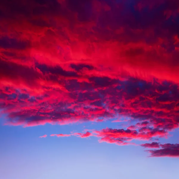 Вечернее Небо Красными Фиолетовыми Облаками Окрашенными Лучами Заката — стоковое фото