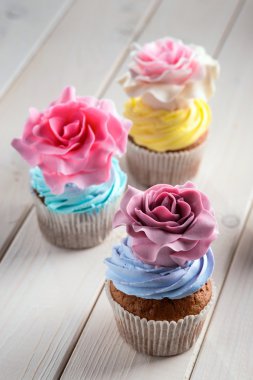 Farklı renklerde lezzetli cupcakes