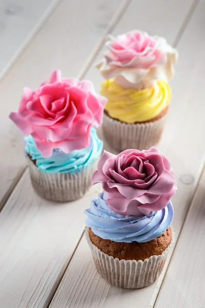 Sabrosos cupcakes de diferentes colores —  Fotos de Stock