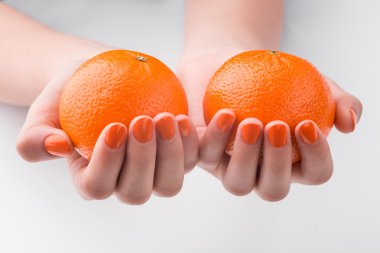 Kadın elinde mandalina