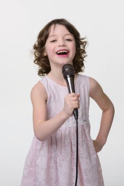 Gülen genç şarkıcı gerçekleştirir