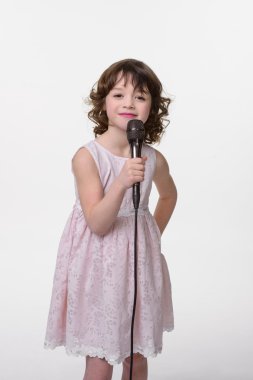 Mikrofon ile gülümseyen küçük güzellik