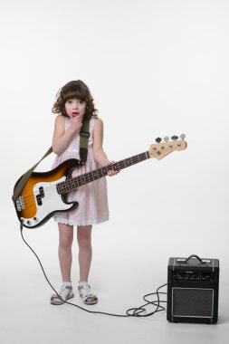 Gitar ile korkmuş küçük prenses