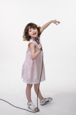 Siyah mikrofon ile Gülen şarkıcı