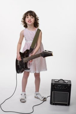 Elektro gitar ile genç bayan