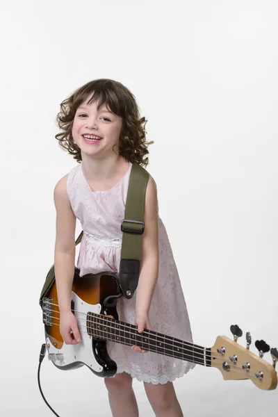 Lachender kleiner Gitarrist mit wahren Emotionen — Stockfoto