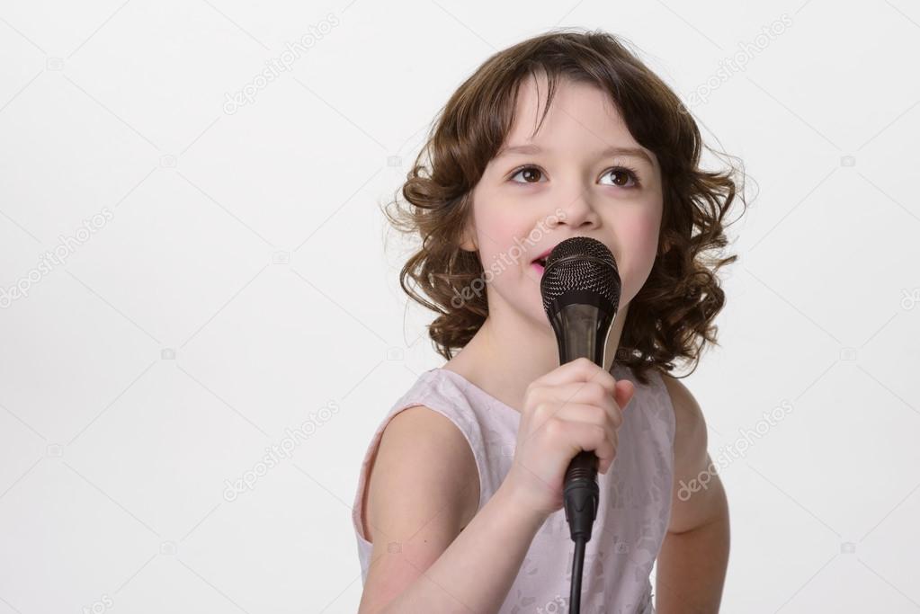 вокал картинки. микрофон для звукозаписи. перед микрофоном. сделать вокал тише. поет в микрофон.