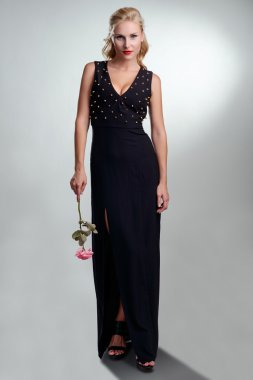 Bir gül ile curvy zarif sarışın