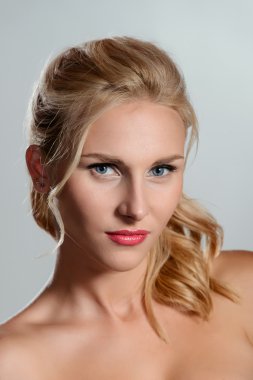 Sarışın derin bakmak davet