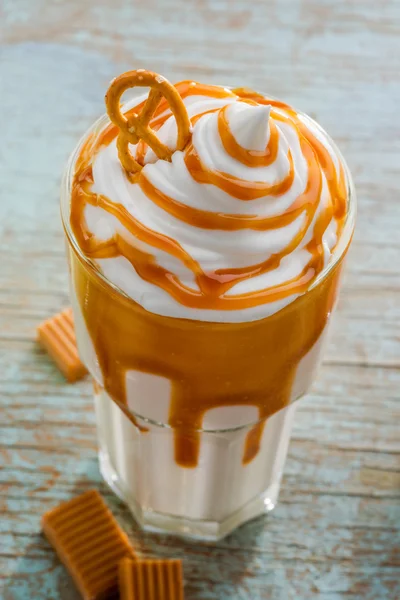 Vanilya ve karamel ile Milkshake — Stok fotoğraf
