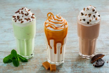 Malzemelerle lezzetli farklı milkshakes