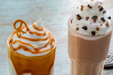 Ön planda serinletici içecekler