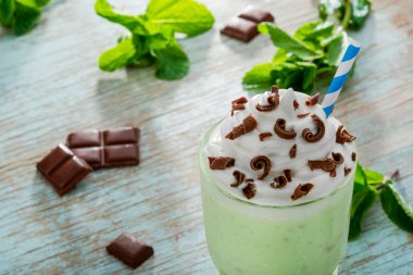 Taze malzemelerle kremalı içecek