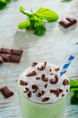 Nane milkshake dikey çekim kapatın