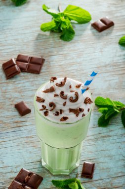 Yeşil elma ile Mouthwatering nane milkshake