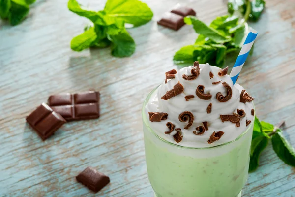 Taze malzemelerle kremalı içecek