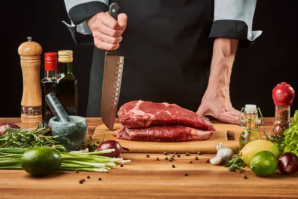Kok kookt een biefstuk. met een scherp Santoku mes — Stockfoto