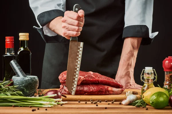 Chef está pronto para cozinhar um bife de vaca com sua faca Santoku afiada — Fotografia de Stock