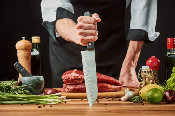 Chef mostrando sua faca afiada antes de cozinhar um bife — Fotografia de Stock