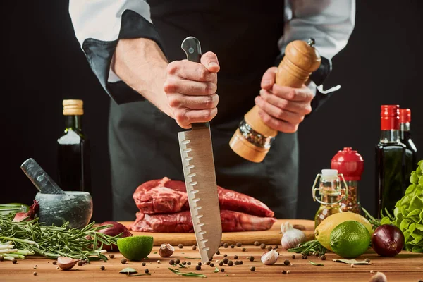 Gekke chef stak zijn mes in tafel terwijl peperende rundvlees biefstuk — Stockfoto