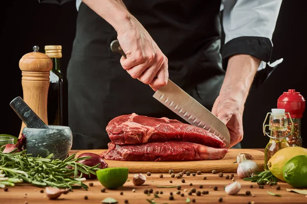 Szef kuchni kroi mięso nożem Santoku. Przyprawy i przyprawy — Zdjęcie stockowe