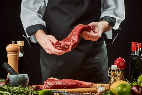 Chef segurando um pedaço de carne de vaca — Fotografia de Stock