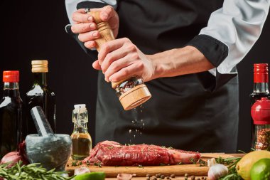 Şef çiğ biftek yapıyor. Profesyonel aşçı çeşnili et