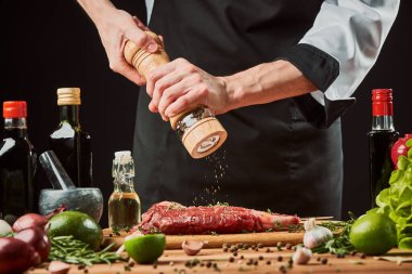 Şef buluşmanın parçasına biber ekliyor.