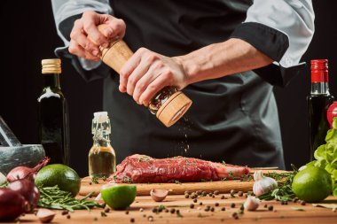 Izgaradan önce biberli et pişir. Profesyonel aşçı.