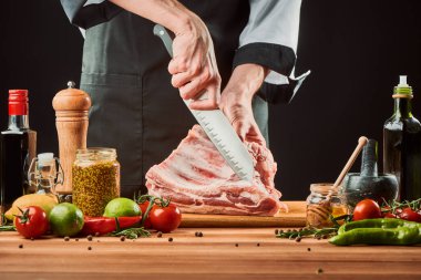 Şef Santoku bıçağıyla et kesiyor.