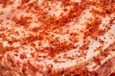 Biberli çiğ biftek.