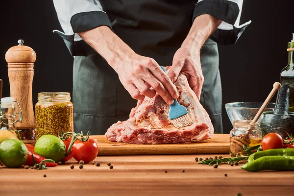 Chef borstelt rauwe runderribben met marinade — Stockfoto