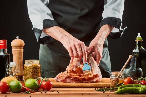Chef escovando costelas de carne crua com escabeche — Fotografia de Stock