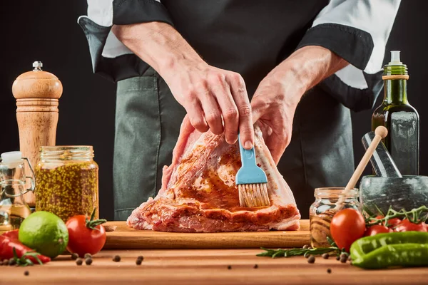 Chef poetst rauw vlees met marinade. Geglazuurde varkensribben — Stockfoto