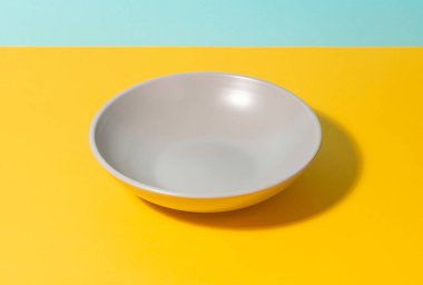 Parlak arkaplanda koyu gri bir plakaya yakın plan