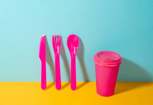 Conjunto de plástico rosa de talheres e xícara de café de papel — Fotografia de Stock