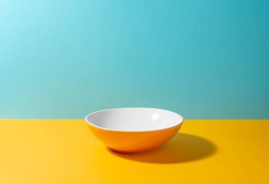 Sarı ve mavi arkaplanda turuncu derin plaka