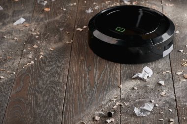 Balck robotik süpürge tozdan ve çöpten ahşap zemin temizleme