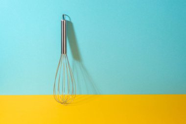 Paslanmaz çelik saplı metal bıyık.