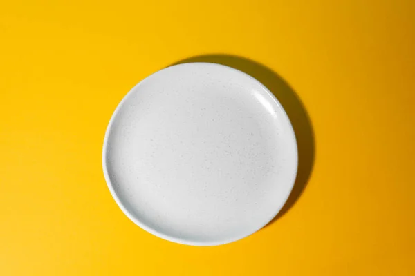 Visão superior em uma placa branca vazia no fundo amarelo — Fotografia de Stock