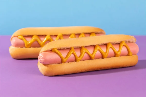 Close-up van verse hotdogs met mosterd zigzags — Stockfoto