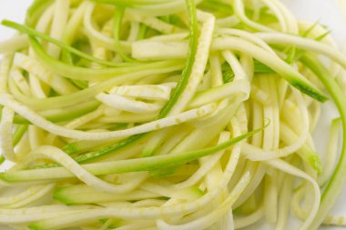 Bir avuç dolusu kabak spagettisi yakın plan.