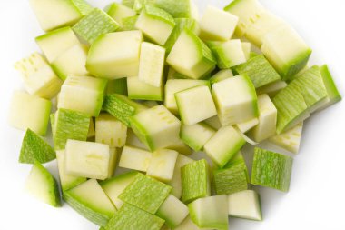 Bir avuç doğranmış yeşil kabağa yakından bak.