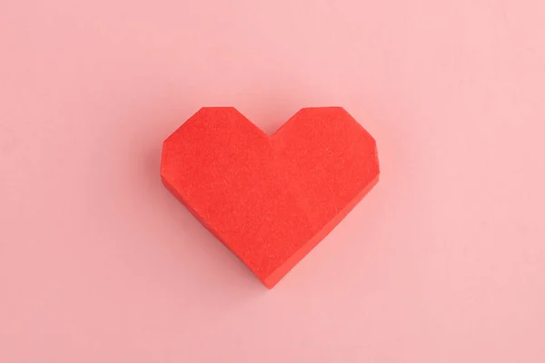 Coração de papel vermelho no fundo rosa, vista superior — Fotografia de Stock