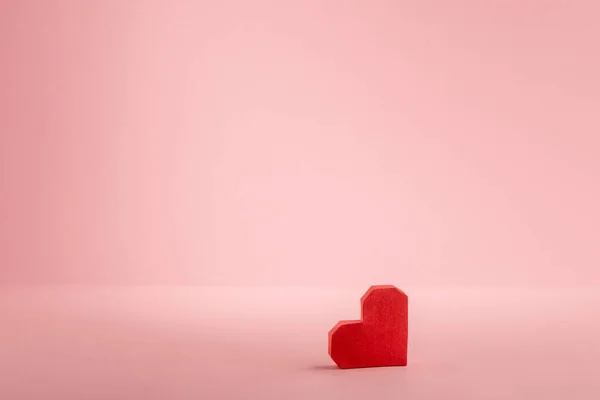 Corazón de papel rojo sobre fondo rosa con espacio para copiar —  Fotos de Stock