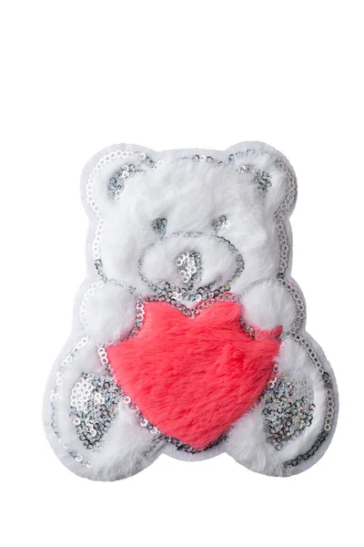 Urso Teddy branco fofo com remendo de coração vermelho isolado no fundo branco — Fotografia de Stock