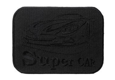 Siyah işlemeli yama, beyaz arka planda izole edilmiş süper araba.