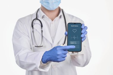 Doktor telefonda teletıp uygulamasının nasıl kullanılacağını gösteriyor.